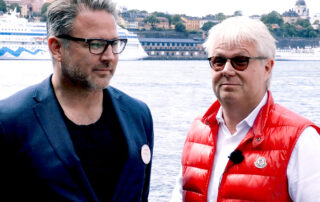 Två män står vid vattnet i Stockholm
