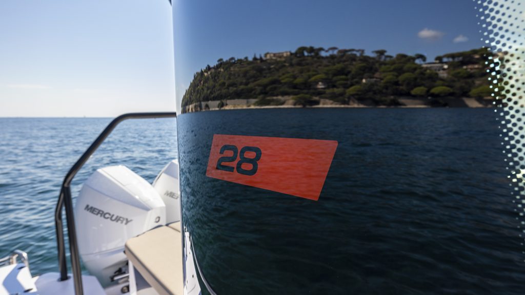 Axopar 28 Cabin