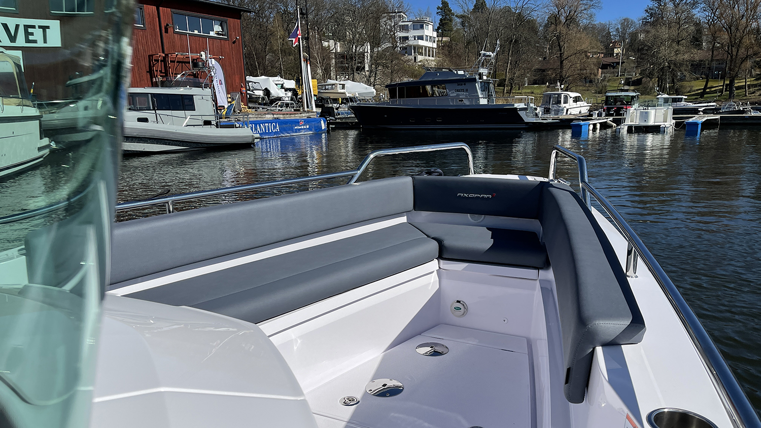 Axopar_28_Cabin_2021_Nimbuslidingö_fördäck