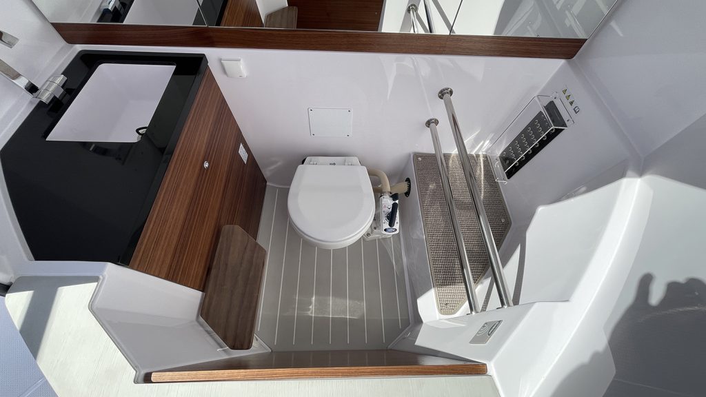 Axopar_28_Cabin_2021_Nimbuslidingö_toalett