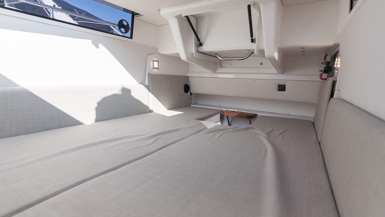 Axopar_28_Open_Cabin_Nimbusstockholm_akterkabin