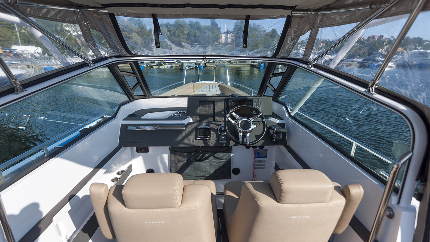 Axopar_28_Open_Cabin_Nimbusstockholm_cockpit