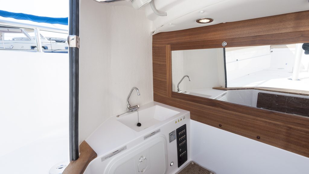Axopar_28_Open_Cabin_Nimbusstockholm_handfat
