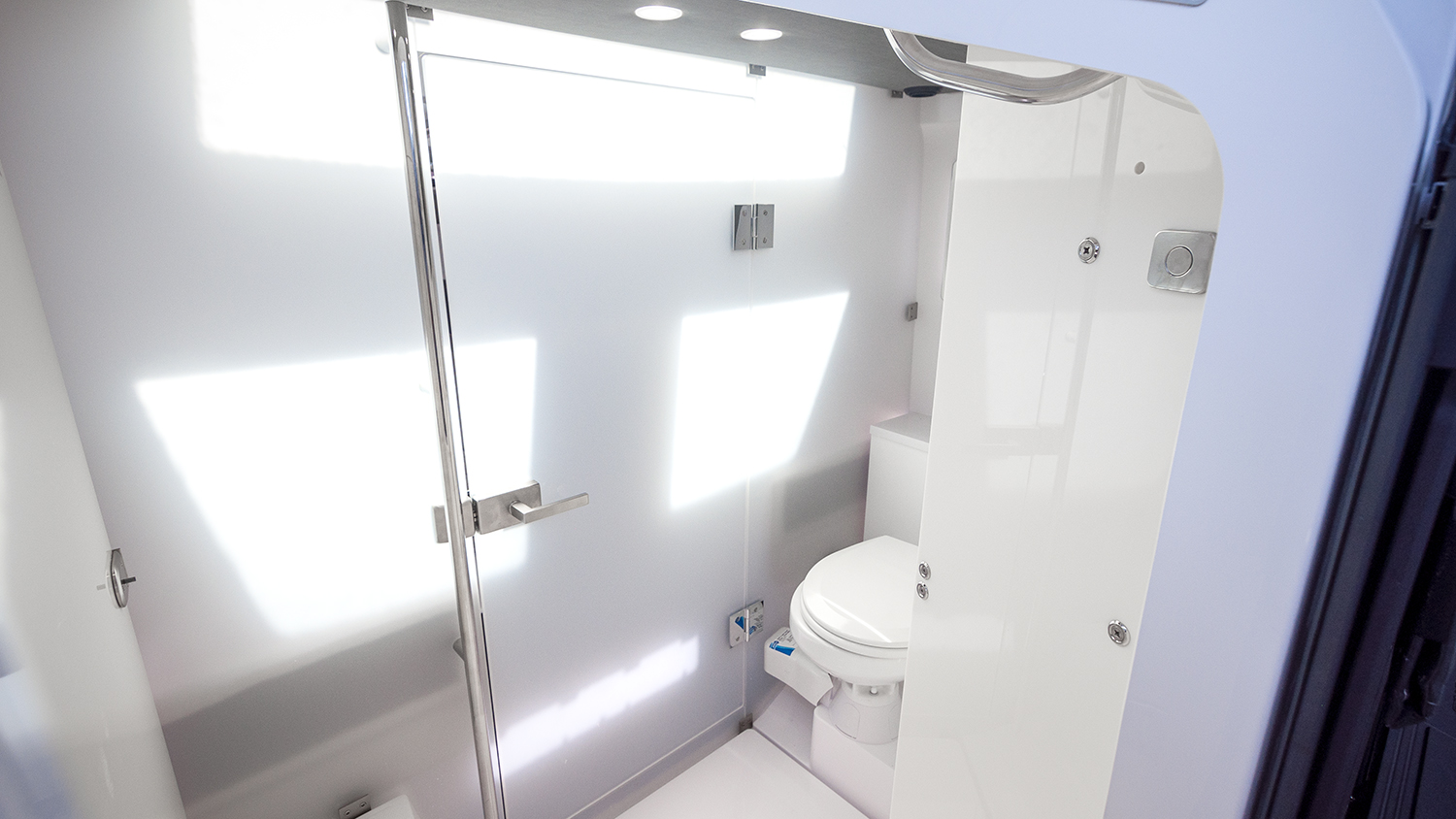 Axopar_37_XC_2020_#24_NimbusLidingö_toalett