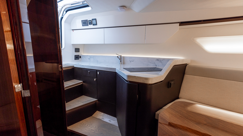Fairline_F_Line_33_Nimbuslidingö (13)
