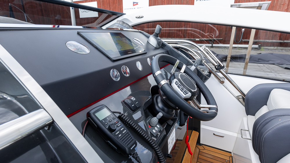 Fairline_F_Line_33_Nimbuslidingö (18)