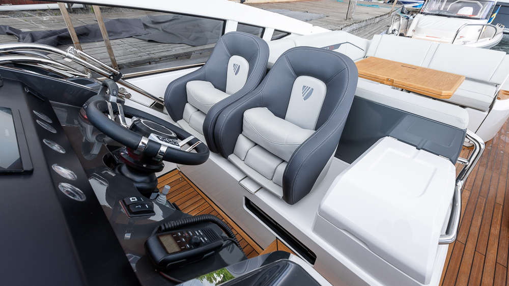 Fairline_F_Line_33_Nimbuslidingö (19)