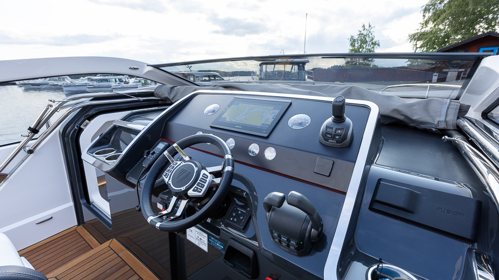 Fairline_F_Line_33_Nimbuslidingö (34)
