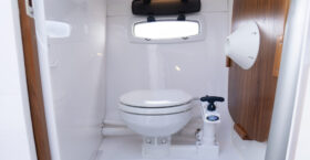 aquador-25-dc-separat-toalett-utrymme-1024x683-1-280x145