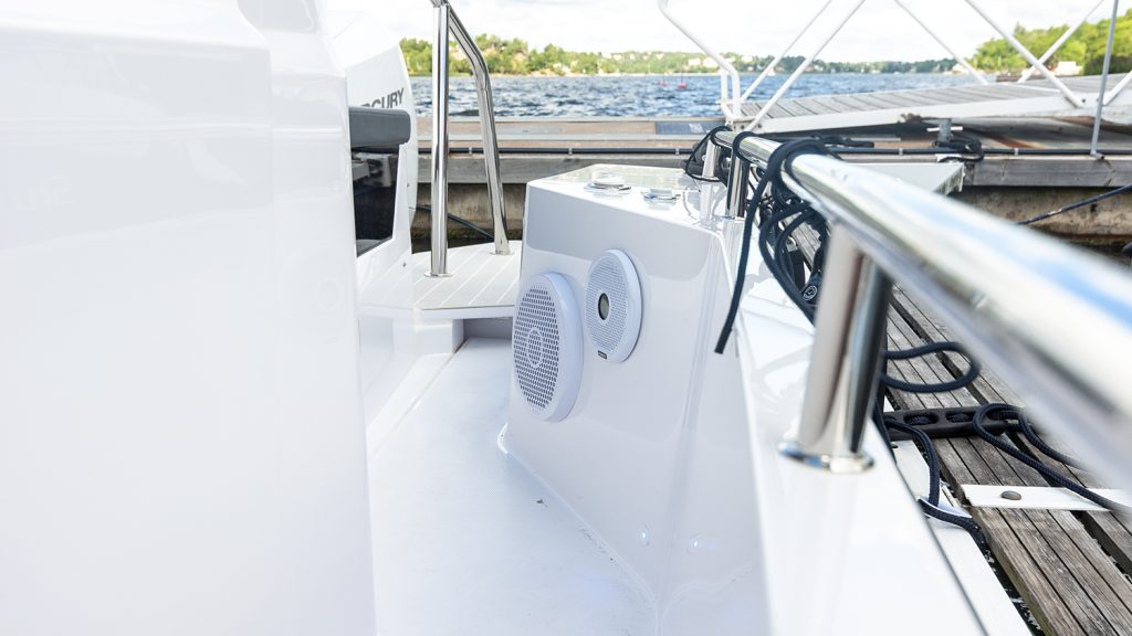 Axopar_28_Cabin_2019_#798_NimbusLidingö_subwoofer