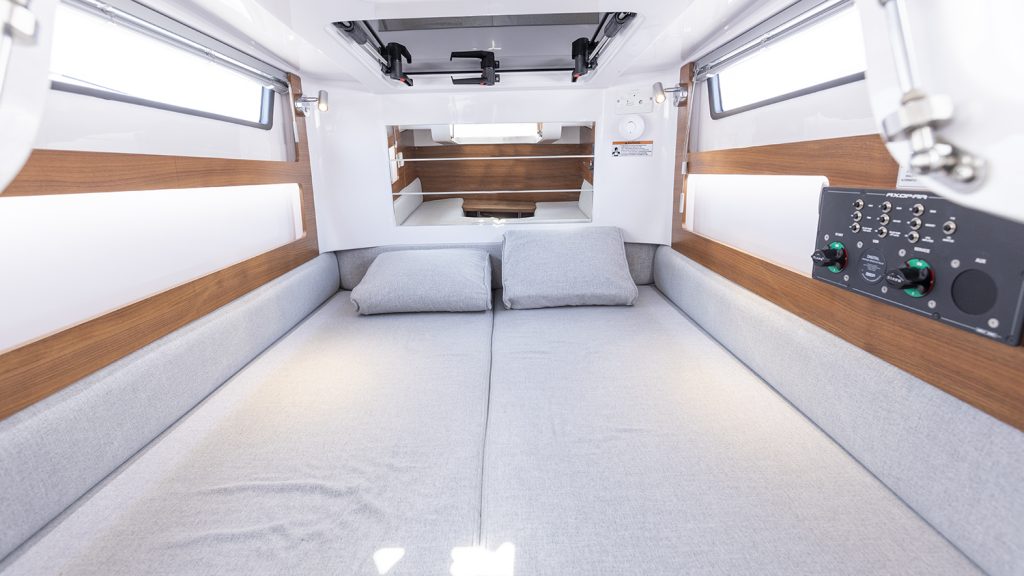 Axopar_28_Open_Cabin_OC_2021_Nimbuslidingö_akterkabin