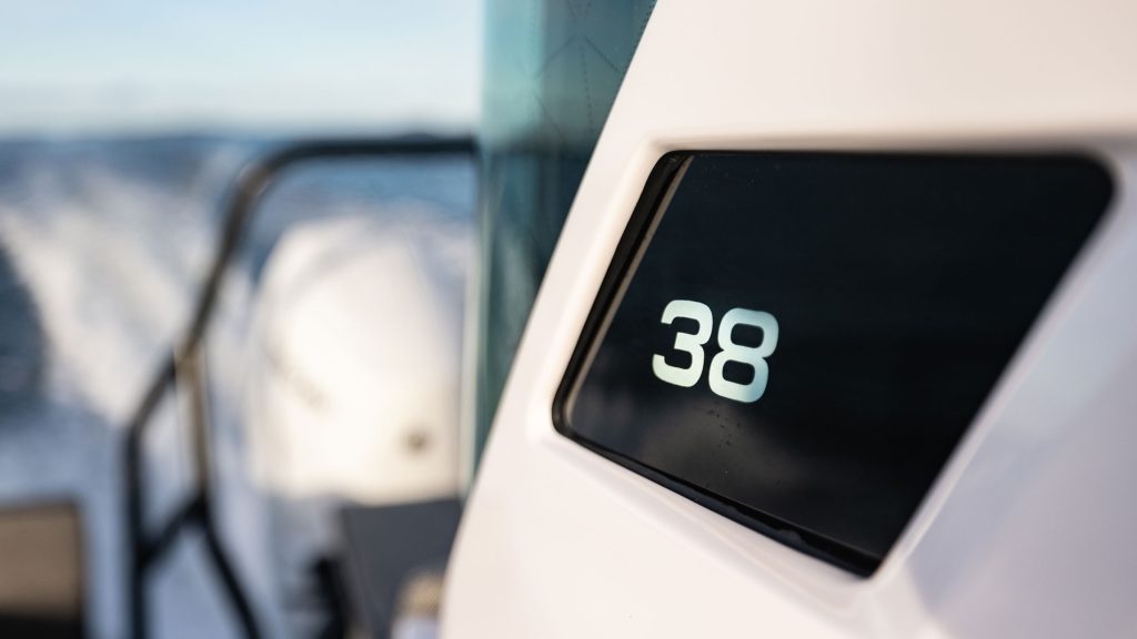 Axopar_38_XC_CrossCabin_2026_Nimbusstockholm_lidingö (2)