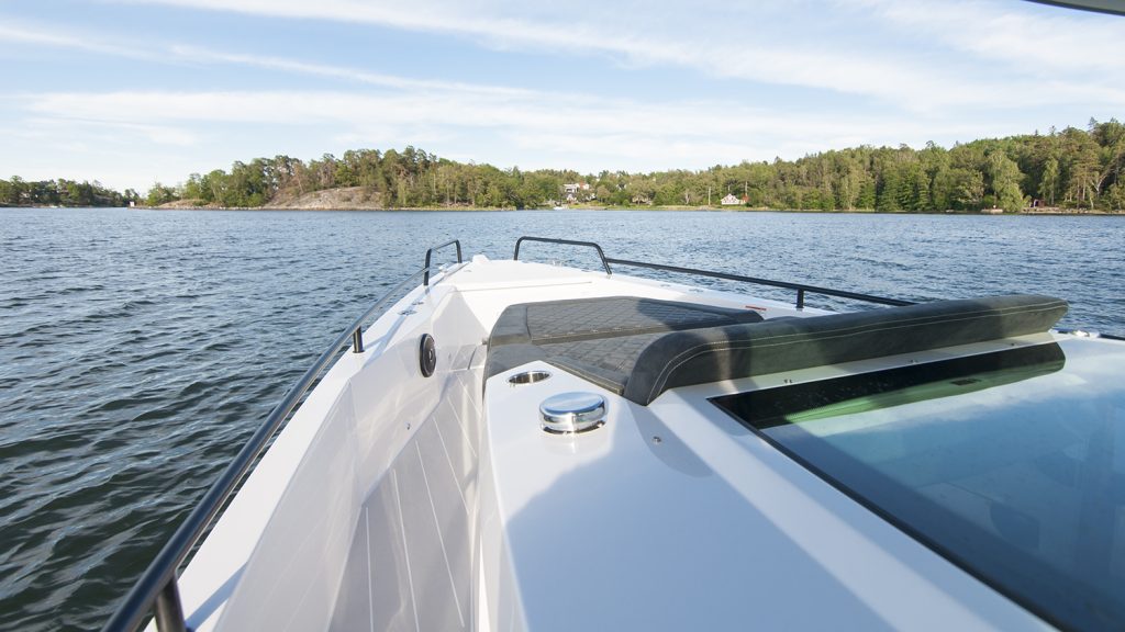 Axopar_37_Cabin_2018_Nimbusstockholm_forward