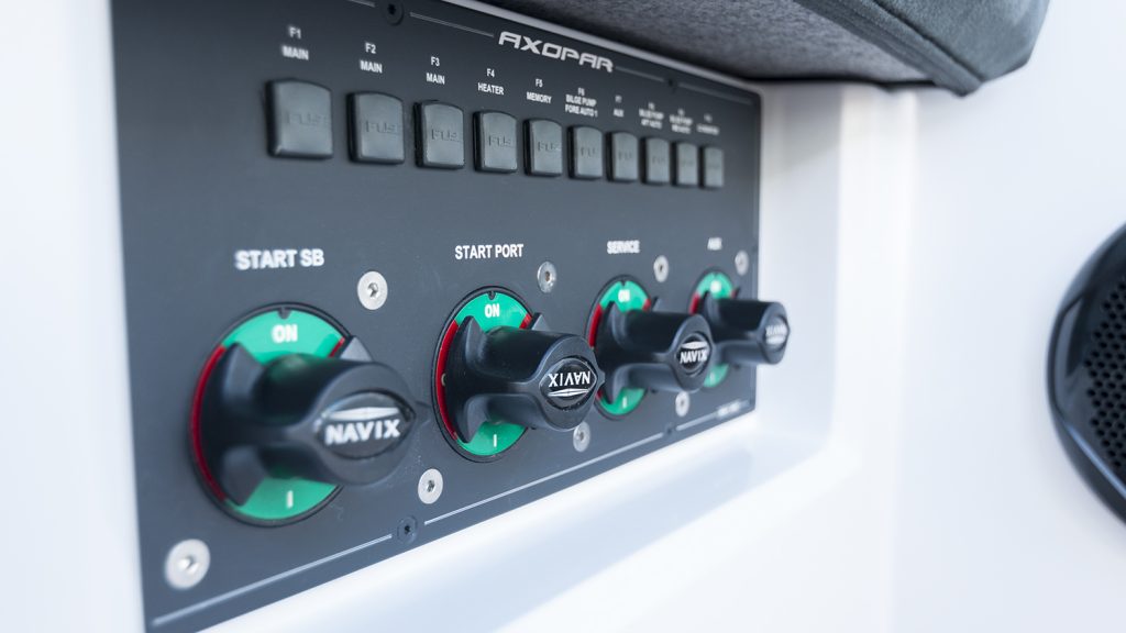 Axopar_37_Cabin_2018_Nimbusstockholm_main_switch