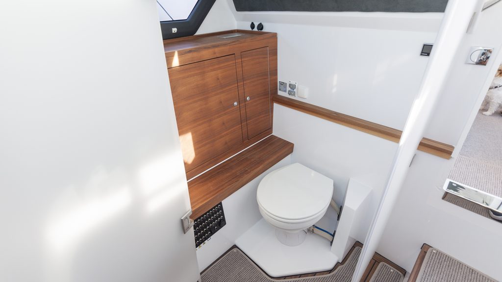 Axopar_37_Cabin_2018_Nimbusstockholm_toilet