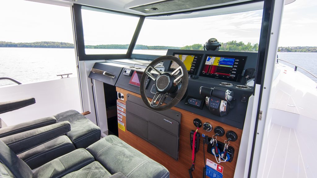 Axopar_37_Cabin_2019_Nimbusstockholm_cockpit