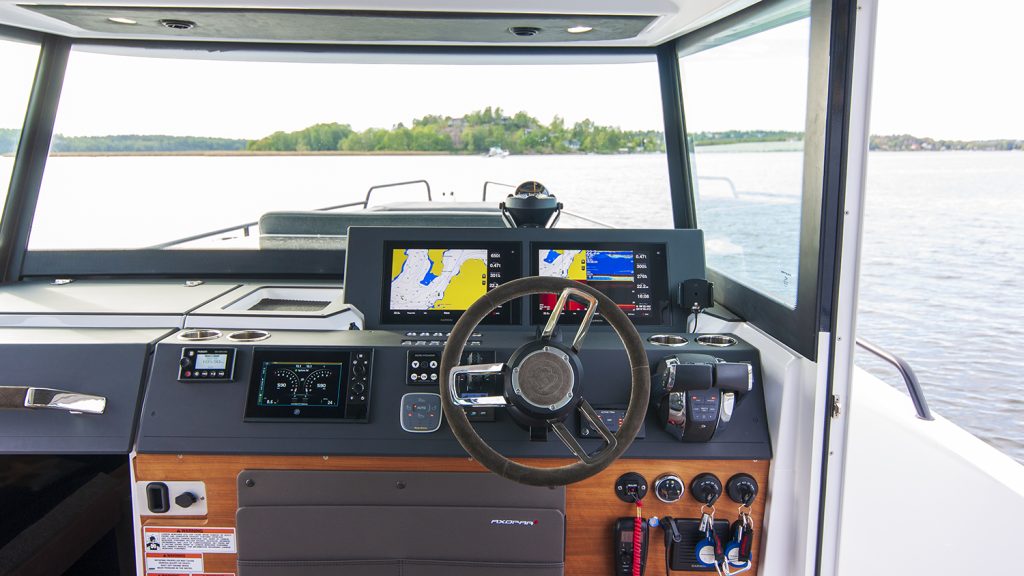 Axopar_37_Cabin_2019_Nimbusstockholm_förarmiljö