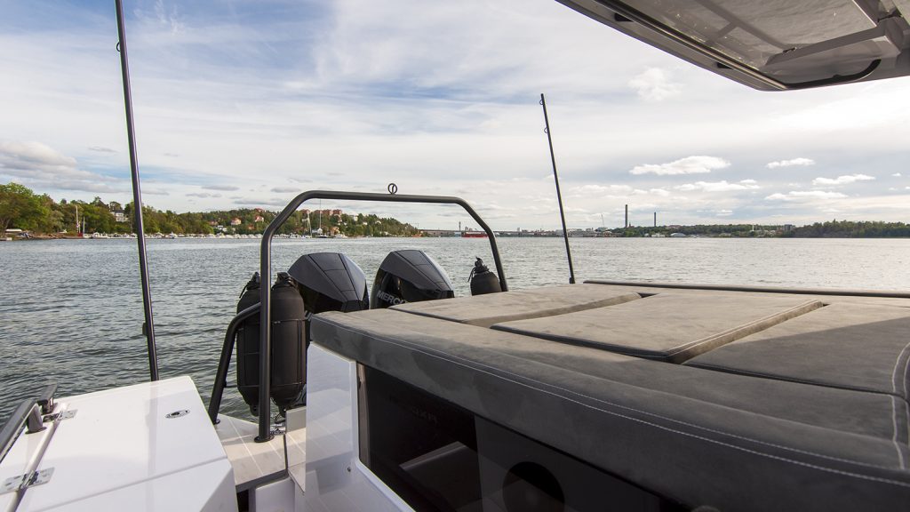 Axopar_37_Cabin_2019_Nimbusstockholm_solbädd_aktern