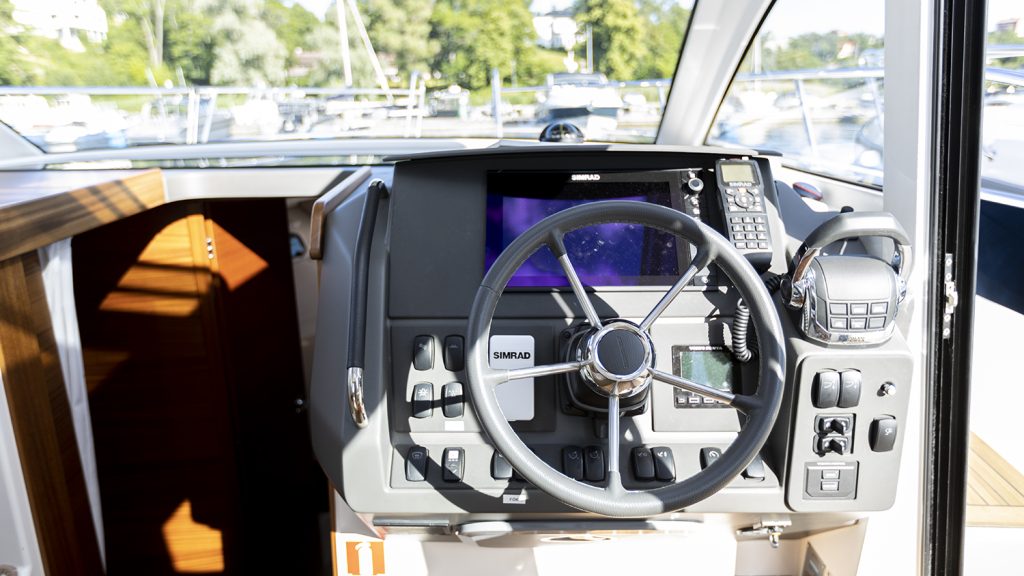 Nimbus_305_Coupé_2016_cockpit