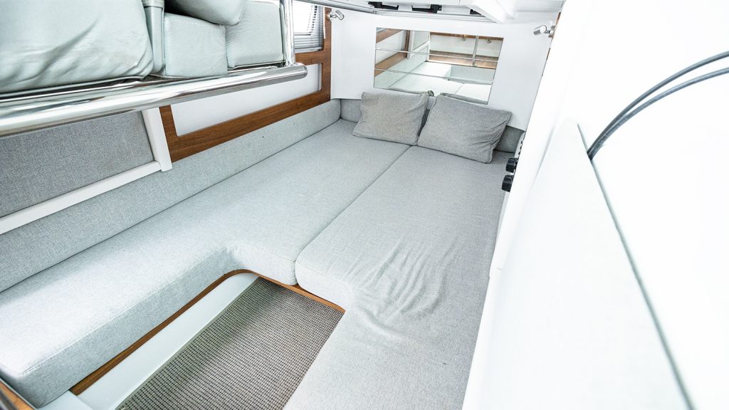 Axopar_28_Cabin (3)