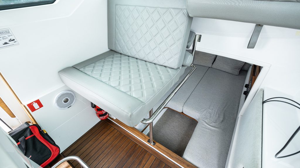 Axopar_28_Cabin (4)